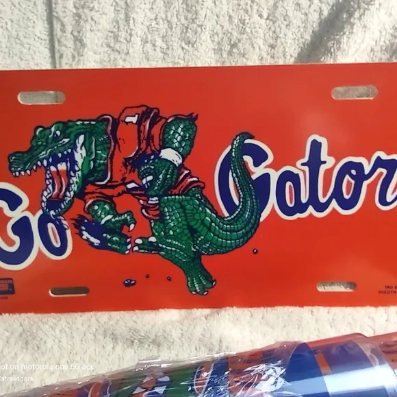 Florida Gators Fan Pack. 4 Adult Beverage Plastic Tumblers & License Plate.. - Picture 2 of 3